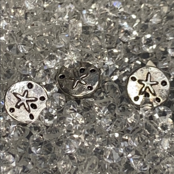 Origami Owl 🦀sand dollar charm - Picture 2 of 3